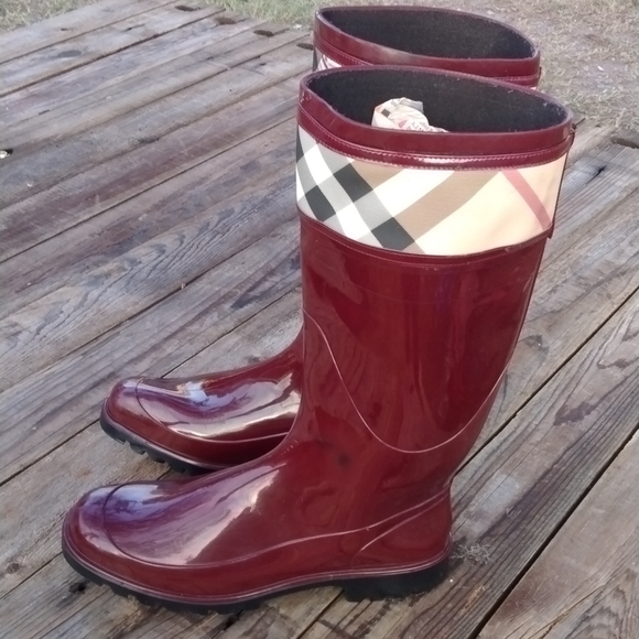 Burberry Shoes - 🍁BURBERRY RUBBER BOOTS burgundy color 🥀
